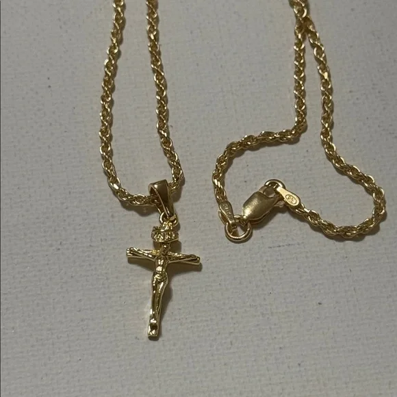 Elegant 925 sterling silver Gold Cross Pendant Necklace 18’ - Picture 5 of 13